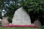 Gedenkstein vor der Kirche