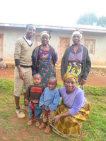 Herr Divine Talla mit seiner Familie